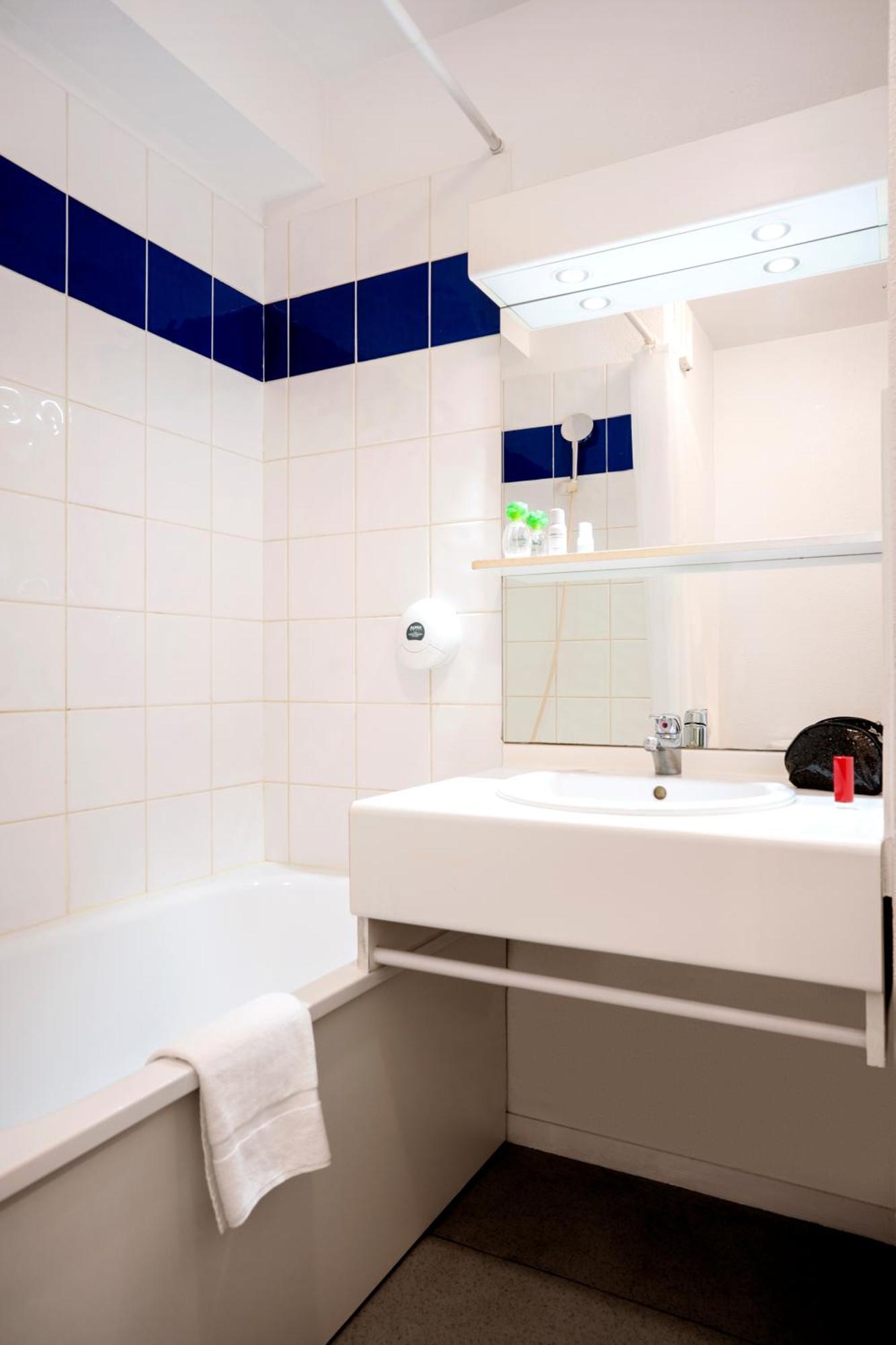 Sejours & Affaires Annecy Le Pont Neuf Aparthotel Cran-Gevrier Bagian luar foto