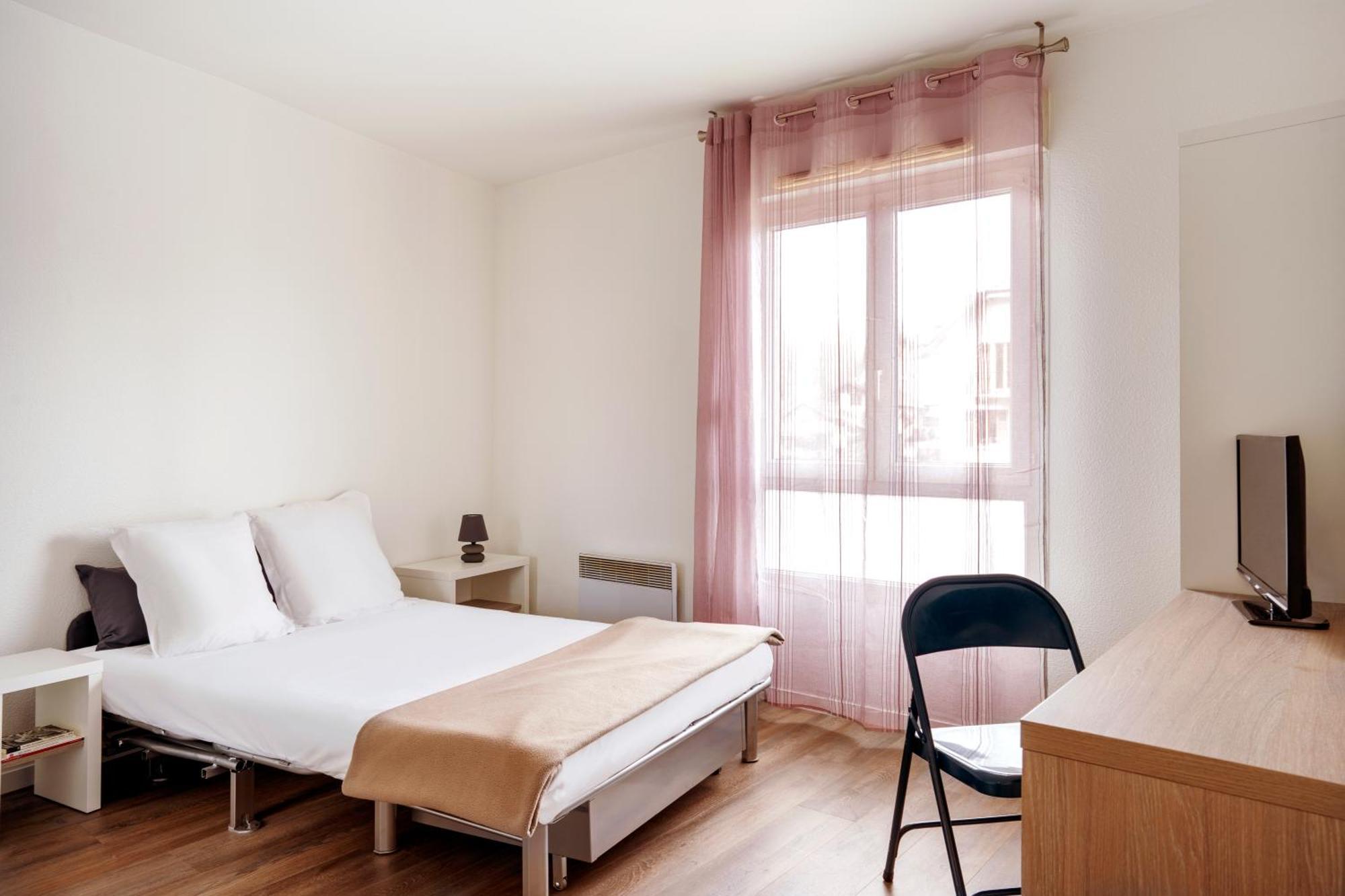 Sejours & Affaires Annecy Le Pont Neuf Aparthotel Cran-Gevrier Bagian luar foto