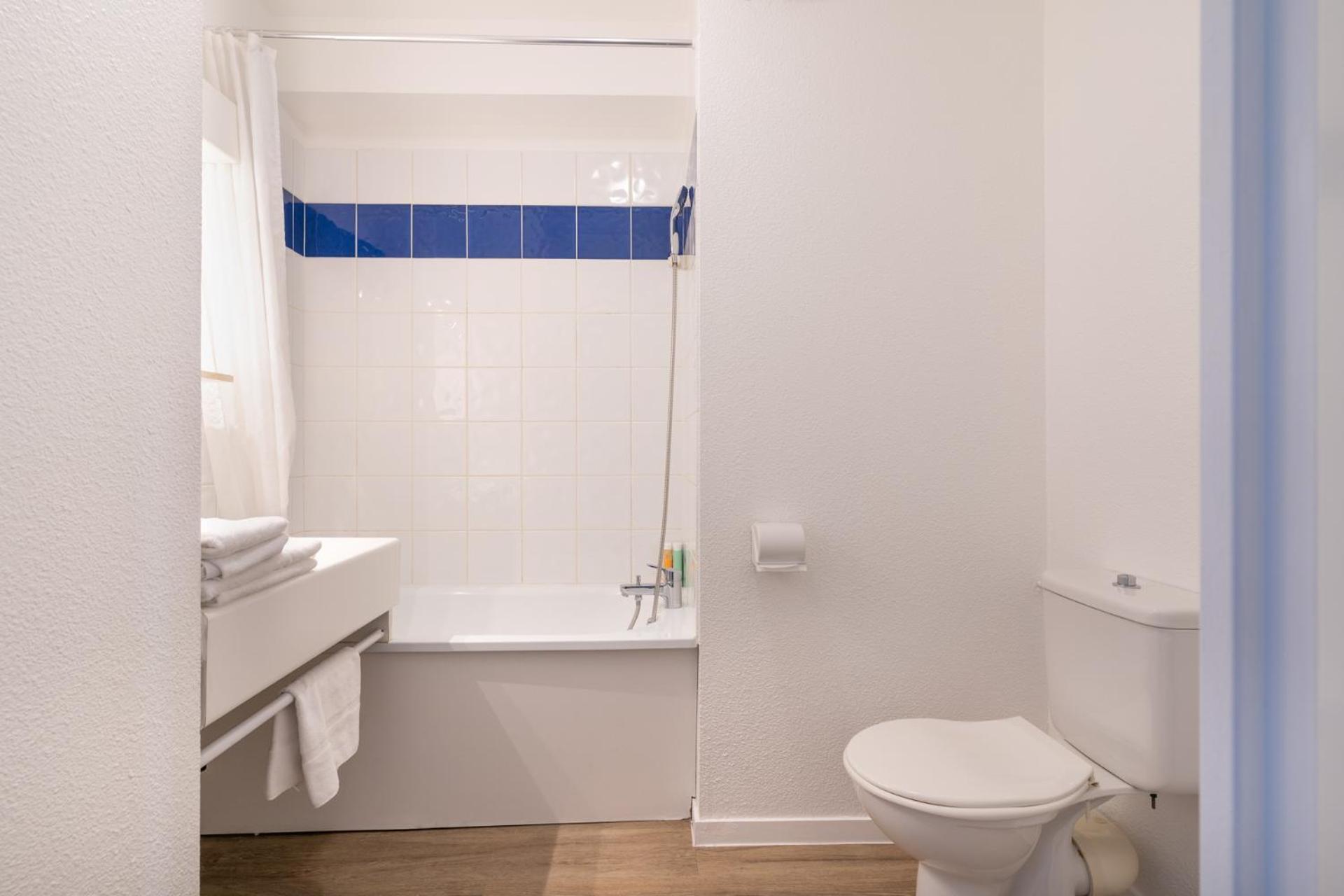 Sejours & Affaires Annecy Le Pont Neuf Aparthotel Cran-Gevrier Bagian luar foto